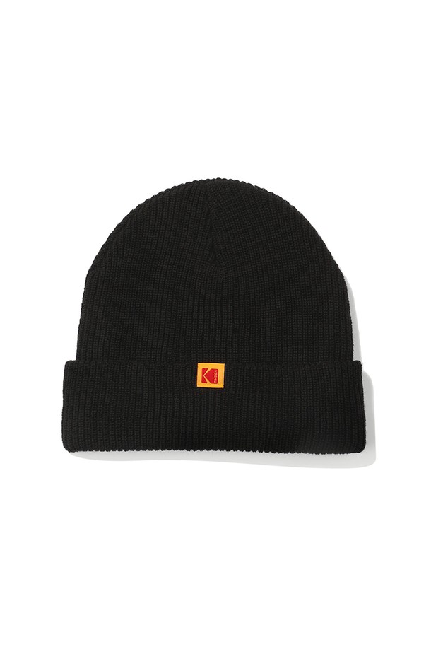 컬러플러스 비니 BLACK은 아크릴과 울 혼방 소재로 제작되어 가을, 겨울철 따뜻하게 착용할 수 있는 기본 핏 비니입니다. 심플한 디자인에 블랙, 레드, 옐로우, 핑크, 블루 등 다양한 컬러 옵션이 있어 데일리룩, 산책룩, 집콕룩 등 어떤 스타일에도 매치하기 좋습니다. 캐주얼, 미니멀, 클래식 등 폭넓은 스타일을 소화하며, 관리가 용이하여 실용적입니다. 기본 모자 깊이로 누구나 편안하게 착용할 수 있습니다.
