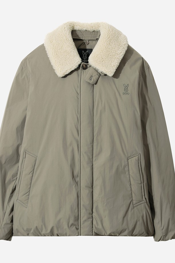 남성용 코나 하이웜 D7 플리스 카라 다운 재킷 (다크 베이지)는 겨울철 일상 및 스포츠 활동에 적합한 오버핏 다운 자켓입니다. 부드러운 플리스 소재와 두꺼운 두께감으로 뛰어난 보온성을 제공하며, 가볍게 제작되어 활동성을 높였습니다. 스포티하면서도 캐주얼한 스타일을 연출하며, 여행룩과 캠핑룩에 활용하기 좋습니다. 집업 여밈 방식에 카라 디자인을 더해 미니멀한 무드를 더했습니다. 긴 소매 기장의 무지 디자인으로 어떤 스타일에도 쉽게 매치할 수 있습니다.
