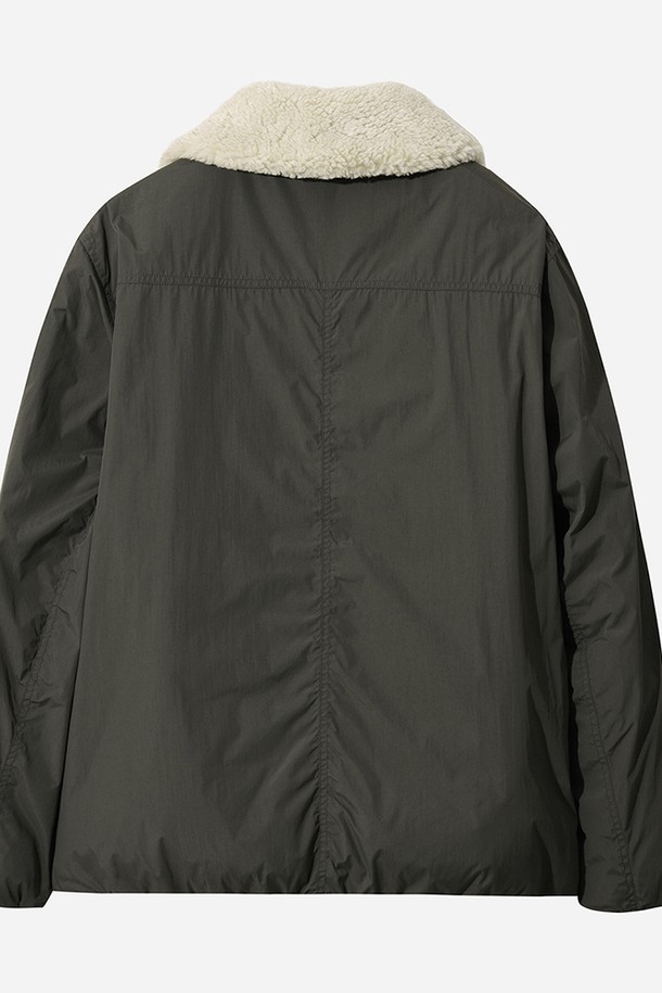 남성용 코나 하이웜 D7 플리스 카라 다운 재킷 (D.CHARCOAL GREY)입니다. 부드러운 플리스 소재로 제작되어 두꺼운 두께감과 포근한 촉감을 선사하며, 겨울철 추위로부터 몸을 따뜻하게 보호해 줍니다. 일상, 스포츠 활동에 모두 적합하며, 캐주얼, 스포티, 미니멀 스타일을 연출할 수 있습니다. 차콜 그레이 컬러의 무지 디자인에 레귤러핏으로 제작되어 출근룩이나 캠핑룩 등 다양한 TPO에 활용 가능합니다. 집업 방식, 긴 소매 기장, 카라 디테일이 돋보이는 다운 자켓입니다.
