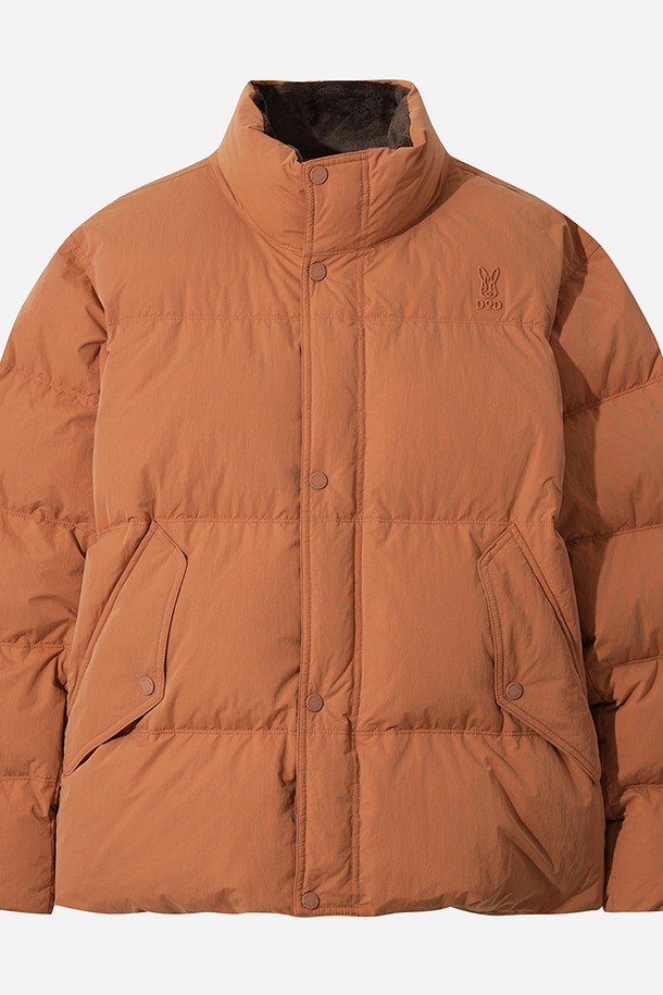 남성용 어베인 D7 다운 재킷(D.ORANGE)은 겨울철 추위를 효과적으로 막아주는 방풍 및 보온 기능을 갖춘 숏패딩입니다. 부드러운 촉감의 나일론 소재와 레귤러핏으로 제작되어 편안한 착용감을 선사하며, 일상 및 스포츠 활동 모두에 적합합니다. 스포티하면서도 캐주얼한 스타일을 연출하며, 후드 디자인과 집업 여밈 방식으로 실용성을 더했습니다. 선명한 오렌지 컬러와 무지 패턴으로 어떤 옷에도 쉽게 매치할 수 있어 활용도가 높습니다. 긴 소매 기장의 두꺼운 다운 재킷으로, 한겨울에도 따뜻하게 몸을 보호해줍니다.
