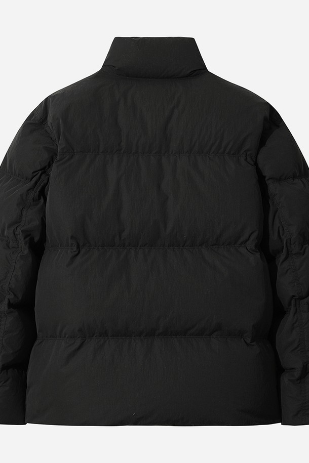 남성) 어베인 D7 다운 재킷(BLACK)은 일상과 스포츠 활동 모두에 적합한 남성용 다운 재킷입니다. 블랙 컬러의 무지 디자인으로 미니멀하고 스포티한 스타일을 연출하며, 겨울철 보온과 방풍 기능을 제공합니다. 레귤러 핏에 숏패딩 기장으로 활동성을 높였으며, 하이넥과 퀼팅 디테일이 특징입니다. 잦은 출근과 여행룩에 활용하기 좋으며, 부드러운 나일론 소재와 긴 소매 기장으로 편안한 착용감을 선사합니다.
