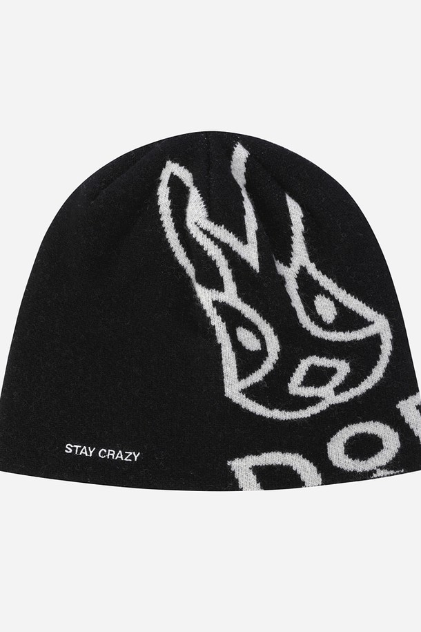 블랙 컬러의 램스울 자카드 비니입니다. 부드러운 촉감과 두꺼운 두께로 가을, 겨울철 보온성을 높여줍니다. 자카드 패턴 디자인이 돋보이며, 일반적인 깊이로 제작되어 편안하게 착용할 수 있습니다. 클래식, 미니멀, 캐주얼 스타일 모두 소화 가능하며, 출근룩과 산책룩에 잘 어울립니다.
