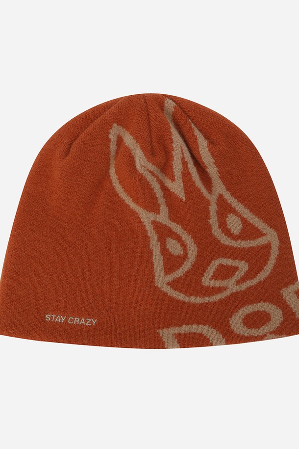 부드러운 램스울 소재의 램스울 자가드 비니(D.ORANGE)입니다. 남녀 모두 착용 가능하며, 가을과 겨울에 따뜻하게 착용할 수 있습니다. 톤 다운된 오렌지 색상으로 캐주얼, 미니멀, 클래식 스타일의 출근룩에 포인트를 더합니다. 자가드 패턴과 로고 디자인 장식이 은은한 멋을 더하며, 두꺼운 두께감으로 보온성을 높였습니다. 일반적인 모자 깊이로 편안하게 착용할 수 있습니다.
