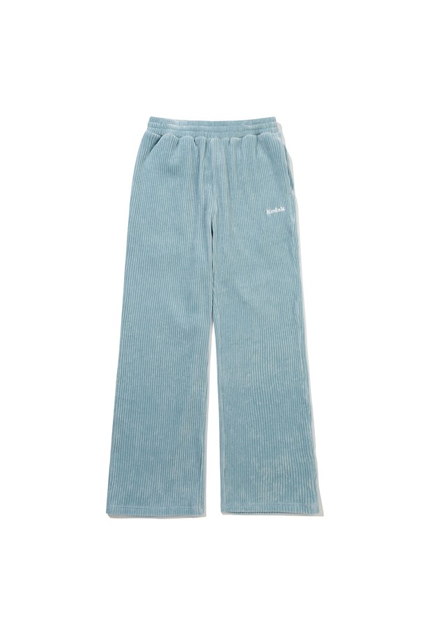 씨네코닥 벨벳 코듀로이 스트레이트 팬츠 SKY BLUE는 부드러운 촉감의 벨벳 코듀로이 원단으로 제작되어 가을과 겨울에 따뜻하게 입을 수 있는 바지입니다. 무지 디자인에 스카이 블루 컬러가 더해져 캐주얼하고 미니멀한 스타일을 연출합니다. 스트레이트 핏으로 편안하면서도 세련된 실루엣을 선사하며, 두께감이 있어 보온성을 높였습니다. 일상에서 편안하게 착용하기 좋으며, 다양한 상의와 매치하여 클래식한 무드를 낼 수 있습니다. 
