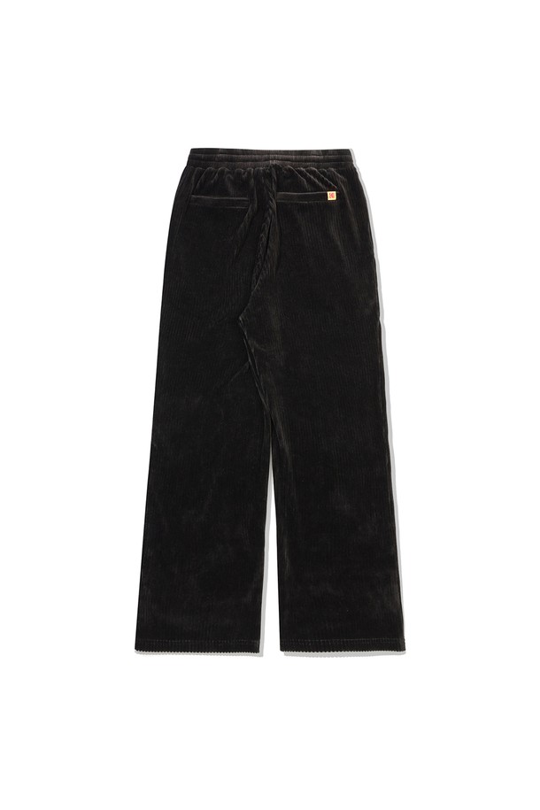 씨네코닥 벨벳 코듀로이 스트레이트 팬츠 BLACK는 부드러운 벨벳 코듀로이 소재로 제작되어 포근하고 고급스러운 착용감을 선사합니다. 블랙 컬러의 무지 디자인에 스트레이트 핏으로, 캐주얼하면서도 베이직한 스타일을 연출합니다. 가을, 겨울 시즌에 어울리는 두꺼운 두께감으로 보온성을 높였으며, 출근룩, 데이트룩 등 다양한 상황에 활용하기 좋습니다. 클래식, 미니멀 스타일을 즐겨 입는 분들께 추천하는 아이템입니다.
