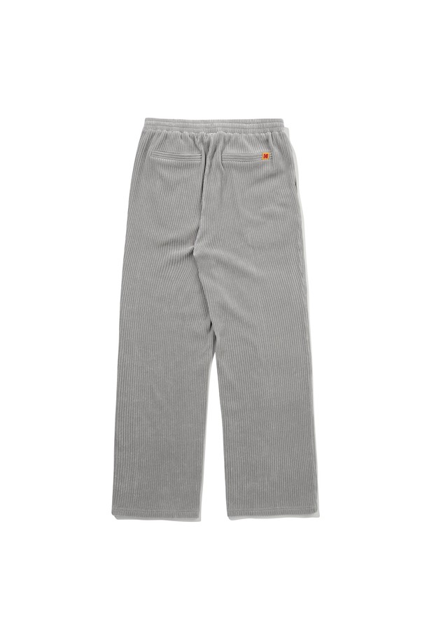 씨네코닥 벨벳 코듀로이 스트레이트 팬츠 MELANGE GREY는 부드러운 촉감의 벨벳 코듀로이 소재로 제작되어 가을과 겨울에 따뜻하게 착용하기 좋은 긴 바지입니다. 멜란지 그레이 컬러에 무지 디자인으로, 캐주얼하면서도 베이직한 스타일을 연출합니다. 허리 밴딩 처리로 편안한 착용감을 제공하며, 스트레이트 핏으로 어떤 상의에도 잘 어울립니다. 데일리룩으로 활용하기 좋으며, 미니멀한 스타일을 선호하는 분들께 추천합니다. 두께감 있는 소재로 제작되어 보온성을 높였습니다.
