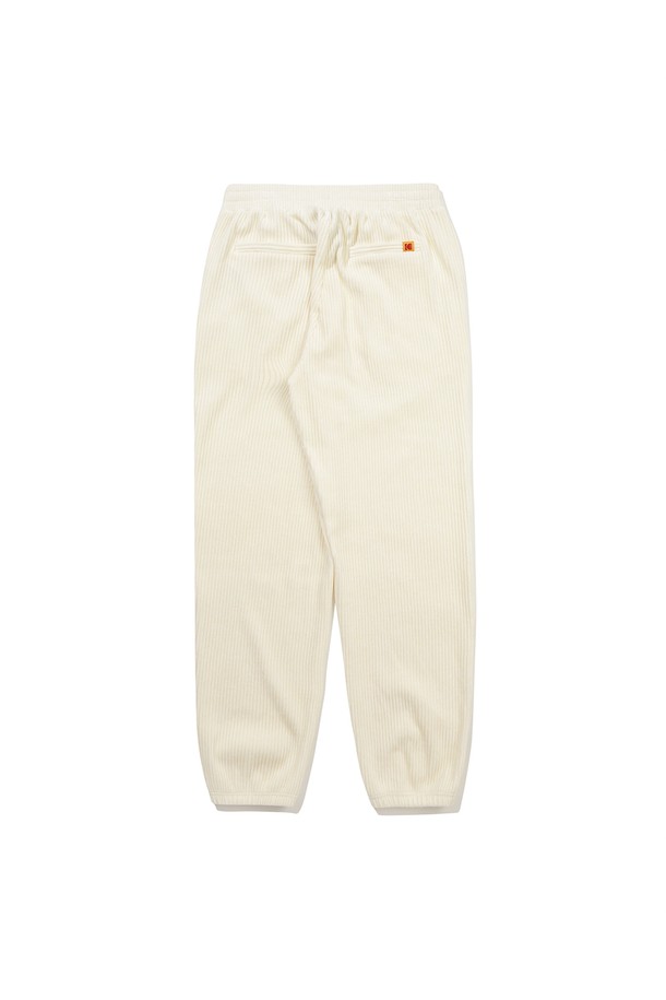 씨네코닥 벨벳 코듀로이 조거 팬츠 아이보리, 부드러운 벨벳과 코듀로이 소재의 조화가 돋보이는 캐주얼 조거 팬츠입니다. 릴랙스 핏과 허리 밴딩 디테일로 편안한 착용감을 선사하며, 무지 디자인으로 미니멀하고 클래식한 스타일을 연출합니다. 아이보리 컬러는 어떤 상의와도 쉽게 매치되어 다양한 룩을 소화할 수 있습니다. 일상생활에서 편안함과 스타일을 모두 잡을 수 있는 아이템입니다. 긴 기장으로 다리가 길어 보이는 효과를 더합니다.
