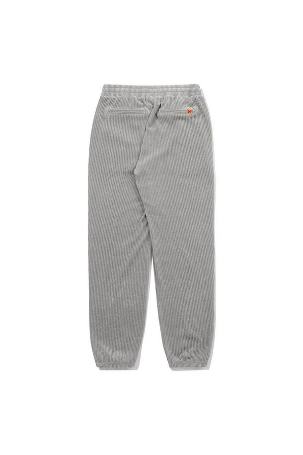 씨네코닥 벨벳 코듀로이 조거 팬츠 MELANGE GREY는 부드러운 벨벳 코듀로이 소재로 제작되어 포근한 착용감을 선사합니다. 편안한 릴랙스핏과 허리 밴딩, 조거 스타일 밑단으로 활동성을 높였으며, 멜란지 그레이 컬러는 어떤 스타일에도 잘 어울립니다. 가을, 겨울 시즌 데일리룩 또는 집콕룩, 산책룩 등 다양한 상황에 활용하기 좋은 캐주얼 스타일의 조거 팬츠입니다. 무지 디자인으로 미니멀하고 클래식한 분위기를 연출할 수 있습니다. 두께감 있는 소재로 따뜻하게 착용 가능합니다.
