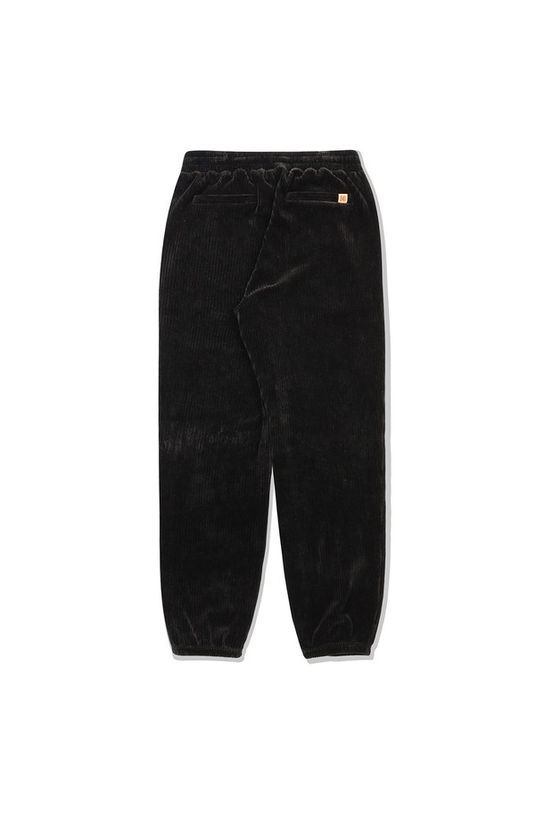 씨네코닥 벨벳 코듀로이 조거 팬츠 BLACK는 부드러운 벨벳 코듀로이 소재로 제작되어 포근한 착용감을 선사합니다. 릴랙스 핏으로 편안함을 강조하며, 밑단 시보리 디테일이 있어 활동성을 높였습니다. 캐주얼, 미니멀, 클래식 스타일을 아우르며, 가을과 겨울철 일상룩, 출근룩에 모두 잘 어울립니다. 무지 디자인으로 어떤 상의와도 쉽게 코디할 수 있어 실용적입니다. 블랙 컬러의 조거 팬츠는 여러분의 스타일 지수를 한층 끌어올릴 것입니다.
