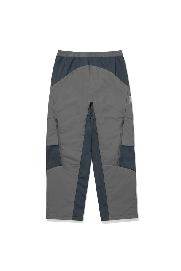 **로사(ROSA) 코어 컴포트 인슐레이션 팬츠(레귤러핏) CHARCOAL**는 스포츠 및 아웃도어 활동에 적합한 남녀 공용 인슐레이션 팬츠입니다. 차콜 컬러의 긴 기장으로, 가을과 겨울에 따뜻하게 착용할 수 있습니다. 부드러운 촉감의 나일론 소재와 레귤러핏 디자인으로 편안한 착용감을 제공하며, 보온과 방풍 기능으로 추운 날씨에도 쾌적하게 활동할 수 있습니다. 밴딩 처리된 허리 부분과 사이드 포켓이 있어 실용성을 더했습니다. 스포티, 고프코어 및 미니멀 스타일을 연출하기 좋으며, 등산룩 또는 캠핑룩으로 활용하기 좋습니다.
