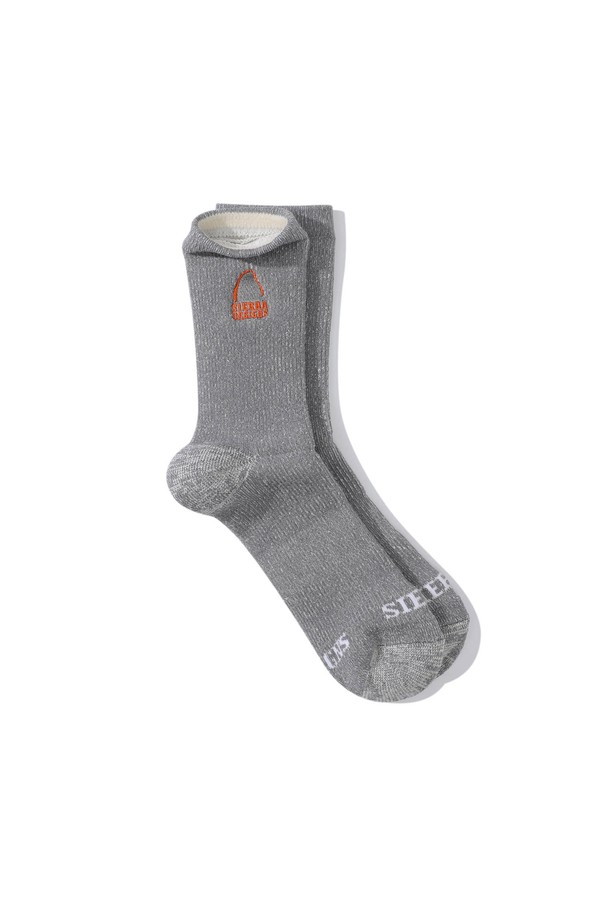 헤네스(HENNESS) 울 파일 삭스 GREY는 겨울철 하이킹과 일상에서 따뜻함을 선사하는 양말입니다. 부드러운 울, 나일론, 폴리에스터, 폴리우레탄 혼방 소재로 제작되어 뛰어난 보온성과 흡습, 속건 기능을 제공합니다. 고리 형태의 파일 안감은 발을 포근하게 감싸주고, 공기층을 가두는 디자인으로 보온성을 극대화합니다. 차분한 GREY 컬러는 등산룩, 겨울 데일리룩 등 다양한 스타일에 매치하기 좋으며, 클래식, 미니멀, 고프코어 스타일을 즐기는 분들께 추천합니다. 두꺼운 두께감으로 발을 더욱 따뜻하게 보호해줍니다.
