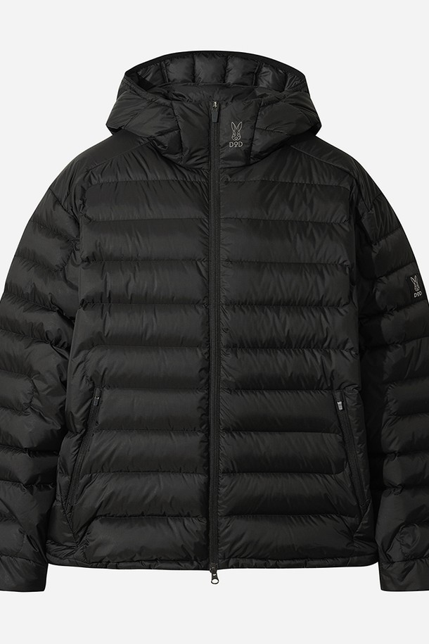 남성용 보일러 후드 경량 다운 재킷(블랙)은 겨울철 추위를 효과적으로 막아주는 아우터입니다. 일상생활과 스포츠 활동 모두에 적합하며, 스포티하고 캐주얼한 스타일을 연출합니다. 가볍고 부드러운 나일론 소재를 사용하여 편안한 착용감을 제공하며, 보온성이 뛰어나 겨울철 등산룩이나 캠핑룩으로 활용하기 좋습니다. 레귤러핏 디자인과 집업 여밈 방식으로 활동성을 높였으며, 무지 패턴의 블랙 컬러로 미니멀한 스타일을 완성합니다. 후드가 있어 더욱 따뜻하게 착용할 수 있습니다.
