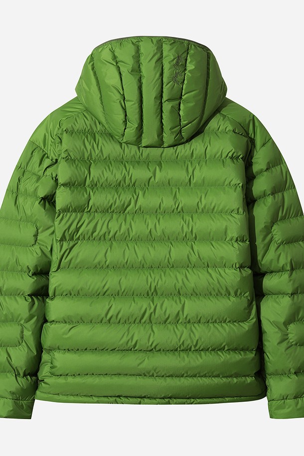 남성용 보일러 후드 경량 다운 재킷(GREEN)입니다. 가볍고 부드러운 나일론 소재로 제작되어 편안한 착용감을 선사합니다. 겨울철 일상 및 스포츠 활동에 적합하며, 스포티하고 캐주얼한 스타일을 연출합니다. 무지 디자인에 크롭 기장과 집업 여밈 방식, 레귤러 핏으로 제작되었습니다. 가볍고 따뜻한 보온 기능을 제공하는 경량 패딩 재킷입니다.
