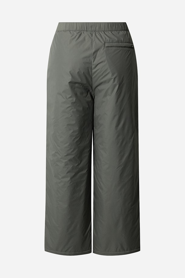 유니) 레귤러핏 패딩 팬츠는 차콜 그레이 색상의 유니섹스 패딩 바지입니다. 겨울철 스포츠 활동이나 일상복으로 활용하기 좋으며, 레귤러핏으로 편안한 착용감을 제공합니다. 나일론과 폴리에스터 혼방 소재로 제작되어 보온성이 뛰어나고, 밴딩 처리로 활동성을 높였습니다. 무지 디자인으로 다양한 스타일 연출이 용이하며, 두꺼운 두께감으로 따뜻하게 착용할 수 있습니다. 스포티, 캐주얼, 미니멀 스타일을 즐겨 입는 고객에게 추천합니다.
