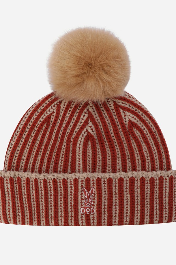 따뜻함이 느껴지는 '코지' 방울 비니(D.ORANGE)입니다. 오렌지, 베이지 색상으로 출시되어 캐주얼, 미니멀, 클래식 스타일을 즐겨 입는 분들께 추천합니다. 부드러운 니트와 울 소재 혼방으로 제작되었으며, 두꺼운 두께감과 깊은 모자 깊이로 포근한 착용감을 선사합니다. 스트라이프 패턴과 방울, 퍼폼폼 장식이 귀여운 포인트를 더하며, 산책룩에 매치하기 좋습니다. 리브드 디테일이 돋보이는 이 비니는 가을, 겨울철 스타일을 완성하는 데 필수적인 아이템입니다.
