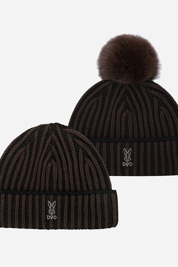 코지 방울 비니(BLACK)는 가을, 겨울 시즌에 따뜻하게 착용할 수 있는 모자입니다. 부드러운 니트와 울 소재로 제작되어 포근한 촉감을 선사하며, 깊은 모자 깊이로 안정감 있는 착용감을 제공합니다. 블랙과 브라운 색상으로 출시되어 다양한 스타일에 매치하기 용이하며, 골지 패턴과 방울 디테일이 돋보입니다. 캐주얼, 클래식, 미니멀 스타일 모두 소화 가능하며, 산책룩과 캠핑룩에 잘 어울립니다.
