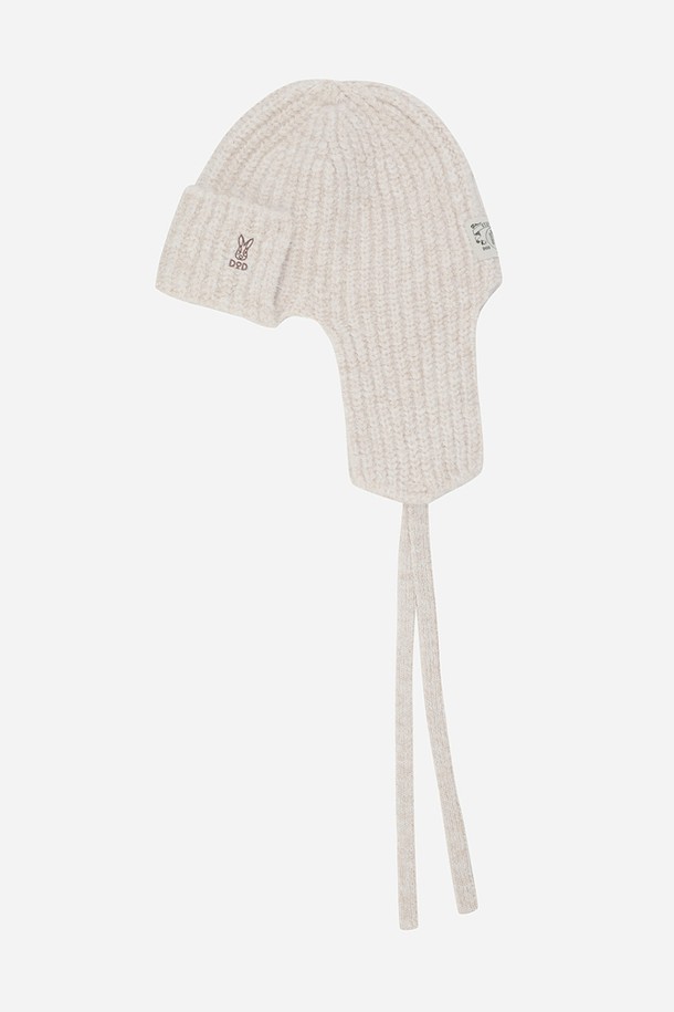 아이보리 색상의 코지 울 이어 플랩 비니입니다. 깊은 모자 깊이와 부드러운 촉감, 두꺼운 두께로 겨울철 방한에 탁월합니다. 무지 디자인에 귀덮개가 달려 있어 클래식, 미니멀, 캐주얼 스타일 모두 소화 가능합니다. 울 소재로 제작되어 보온성이 뛰어나며, 일상생활에서 따뜻하게 착용할 수 있습니다.
