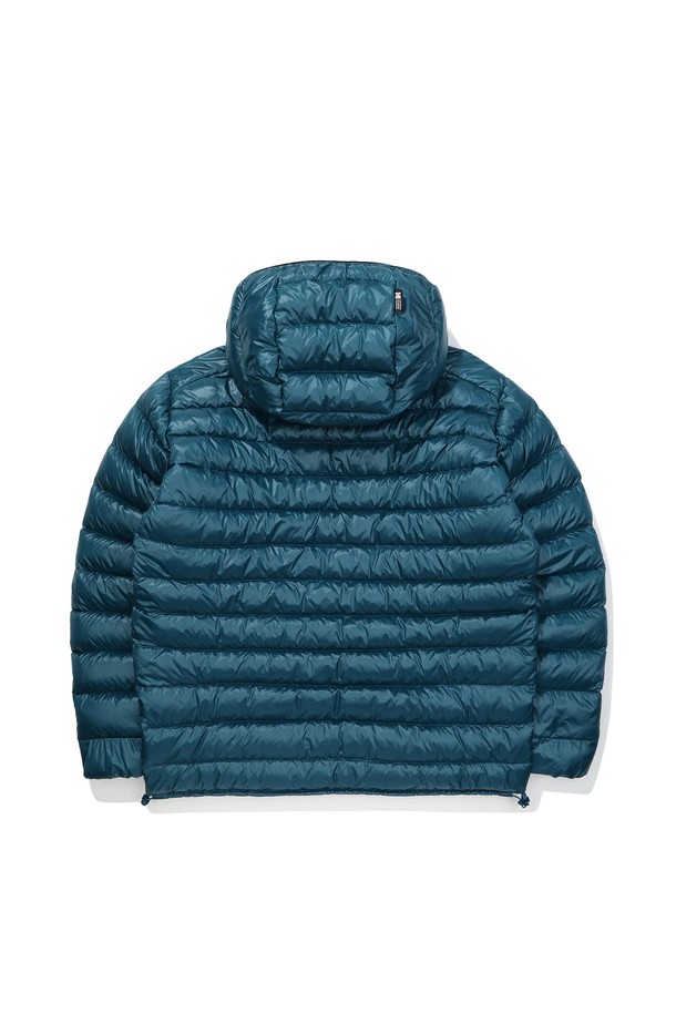 컬러라마(Colorama) 경량 구스 다운 재킷 BLUE는 가볍고 따뜻한 겨울을 위한 필수 아이템입니다. 일상에서 편안하게 착용할 수 있는 캐주얼하고 베이직한 디자인으로, 퀄팅 디테일이 돋보입니다. 부드러운 촉감의 구스 다운 소재와 레귤러핏으로 제작되어 편안한 착용감을 선사하며, 여행이나 캠핑 등 다양한 TPO에 활용 가능합니다. 미니멀, 클래식 스타일을 선호하는 분들께 추천하며, 톤 다운된 블루 컬러가 세련된 분위기를 연출합니다. 집업 방식으로 간편하게 착용할 수 있으며, 긴 소매 기장과 두꺼운 두께로 보온성을 높였습니다.
