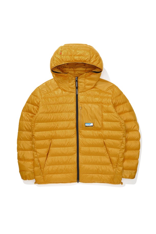 컬러라마 경량 구스 다운 재킷 YELLOW는 가볍고 따뜻한 겨울철 필수 아이템입니다. 100% 구스 다운 충전재를 사용하여 뛰어난 보온성을 제공하며, 캐주얼 및 스포티 스타일 모두 소화 가능한 디자인입니다. 옐로우 컬러의 무지 디자인으로 어떤 옷에도 쉽게 매치할 수 있으며, 레귤러핏에 집업 방식으로 편안한 착용감을 선사합니다. 후드가 있어 더욱 따뜻하게 착용 가능하며, 일상생활에서 활용하기 좋은 실용적인 아이템입니다.
