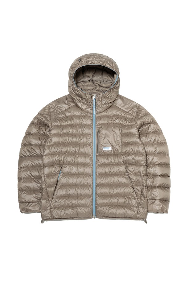 컬러라마 경량 구스 다운 재킷 GREY는 가볍고 따뜻한 겨울철 필수 아이템입니다. 부드러운 촉감의 구스다운 충전재와 두꺼운 두께감으로 뛰어난 보온성을 제공하며 일상 및 아웃도어 활동에 적합합니다. 캐주얼, 스포티, 미니멀 스타일을 모두 소화 가능하며, 무지 디자인과 레귤러핏으로 어떤 옷에도 잘 어울립니다. 집업 방식과 긴 소매, 후드 디테일이 편안함과 스타일리시함을 더합니다.
