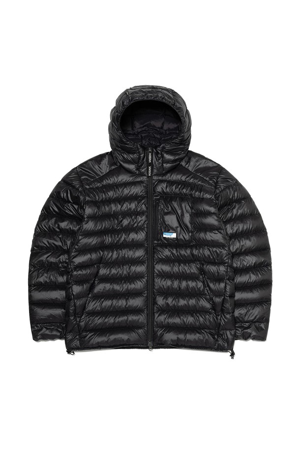 컬러라마 경량 구스 다운 재킷 BLACK은 겨울철 캐주얼, 미니멀, 클래식 스타일을 즐기는 모든 분들을 위한 필수 아이템입니다. 일상, 출근룩, 여행룩 등 다양한 TPO에 활용하기 좋으며, 가볍고 보온성이 뛰어난 구스 다운 충전재로 제작되어 추운 날씨에도 따뜻함을 유지해 줍니다. 블랙 컬러의 무지 디자인에 레귤러 핏, 집업 여밈 방식으로 편안한 착용감을 선사합니다. 후드가 있어 더욱 실용적이며, 부드러운 촉감과 긴 소매 기장이 특징입니다.
