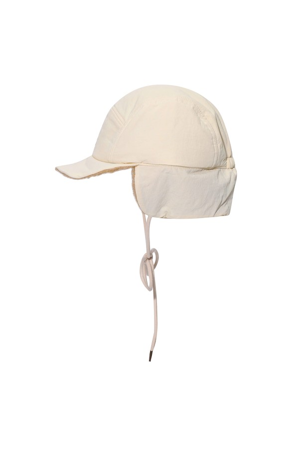 아이보리 색상의 플리스 트루퍼 캠프캡입니다. 겨울철 야외 활동에 적합하도록 보온성과 방한 기능을 갖춘 모자입니다. 16cm 깊이로 제작되었으며, 부드러운 촉감의 플리스 소재와 두꺼운 두께로 따뜻함을 선사합니다. 귀덮개와 패딩 디자인으로 보온성을 높였으며, 무지 디자인의 캐주얼, 미니멀, 클래식 스타일 연출에 용이합니다. 겨울 데일리룩, 산책룩, 여행룩에 매치하여 따뜻하고 스타일리시한 겨울을 보내세요.
