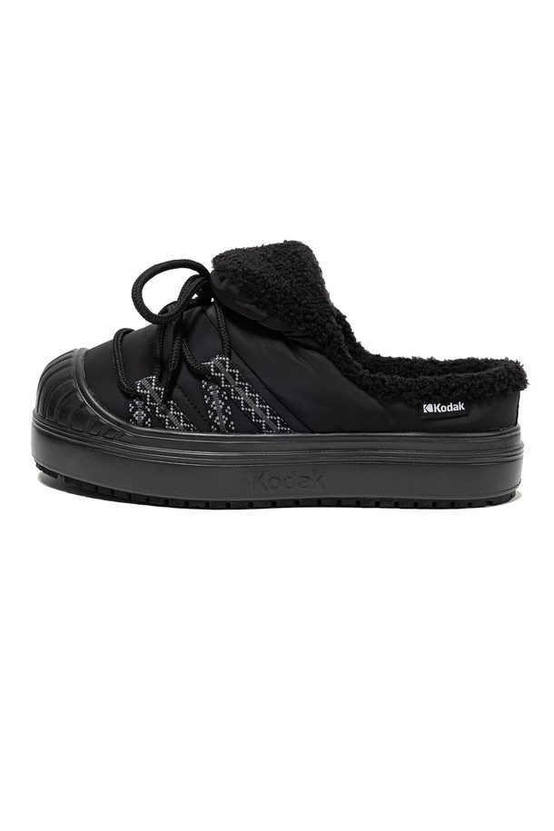 브라우니 허그 BLACK은 남성용으로 디자인된 블랙 컬러의 슬립온 샌들입니다. 합성가죽 소재에 라운드 앞코, 플랫 굽과 플랫 타입 굽으로 편안함을 강조했으며, 뒷굽 접이식 디자인과 슬리퍼형으로 제작되어 더욱 간편하게 착용할 수 있습니다. 일상, 휴가, 리조트, 여행 등 다양한 TPO에 캐주얼, 미니멀, 리조트 스타일을 연출하기 좋습니다. 여름철 시원하게 신을 수 있는 로우컷 디자인으로, 발볼이 일반적인 남성분들에게 적합합니다.
