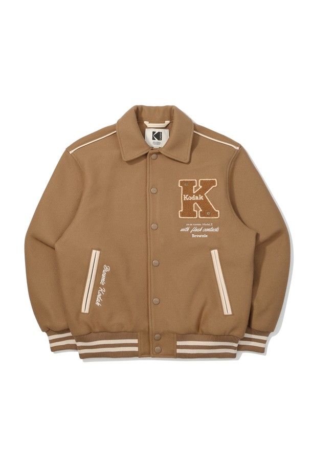 베이지 컬러의 브라우니 바시티 재킷은 여성스러운 캐주얼룩과 스포티한 스타일을 연출하기 좋은 아이템입니다. 가을, 겨울 시즌에 어울리는 두꺼운 울 소재로 제작되어 부드러운 촉감과 뛰어난 보온성을 제공합니다. 오버핏으로 편안하게 착용 가능하며, 버튼 여밈 방식과 긴 소매, 리브 디테일, 후드 레이어드 디자인이 특징입니다. 데이트룩, 모임룩 등 다양한 TPO에 활용할 수 있으며, 미니멀한 스타일 연출에도 용이합니다.
