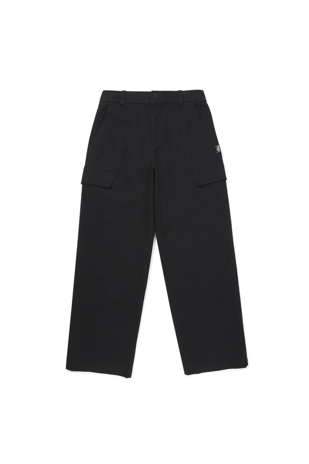 따뜻하고 포근한 웜코튼 소재의 블랙 컬러 세미 오버핏 스트레이트 이지 팬츠입니다. 가을, 겨울 시즌에 적합하며, 부드러운 촉감과 두꺼운 두께감으로 편안한 착용감을 선사합니다. 허리 밴딩 처리로 활동성을 높였으며, 캐주얼 및 미니멀 스타일을 즐겨 입는 분들께 추천합니다. 집콕룩, 산책룩 등 어떤 상황에서도 편안하게 연출할 수 있는 데일리 아이템입니다. 무지 디자인으로 다양한 상의와 매치하기 용이합니다.
