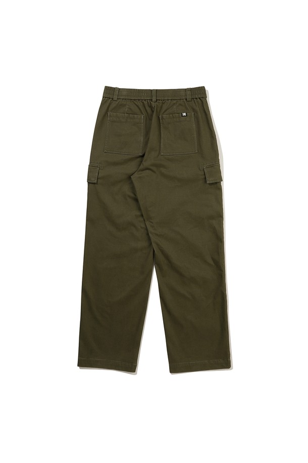 따뜻한 웜코튼 소재의 세미 오버핏 스트레이트 이지 팬츠입니다. 카키 색상으로, 가을과 겨울에 포근하게 착용하기 좋습니다. 베이직하고 캐주얼한 스타일로, 편안한 착용감을 선사합니다. 밴딩 허리와 넉넉한 핏으로 활동성을 높였으며, 카고 포켓 디테일로 실용성을 더했습니다. 집, 산책, 여행 등 다양한 TPO에 활용 가능합니다.
