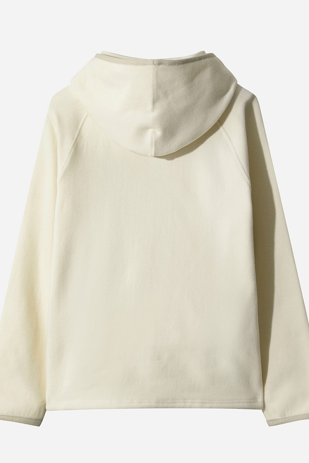 따뜻함이 감도는 여성용 히트레스트 플리스 집업 후드 아노락(IVORY)입니다. 부드러운 플리스 소재로 제작되어 포근한 착용감을 선사하며, 가을과 겨울철에 적합합니다. 루즈핏 크롭 기장으로 캐주얼하고 스포티한 스타일을 연출하며, 집업과 후드 디자인으로 실용성을 더했습니다. 무지 아이보리 컬러로 어떤 옷에도 쉽게 매치할 수 있으며, 일상, 산책, 여행 등 다양한 TPO에 활용할 수 있습니다. 보온 기능을 갖춘 두꺼운 두께감으로 따뜻하게 몸을 감싸줍니다.
