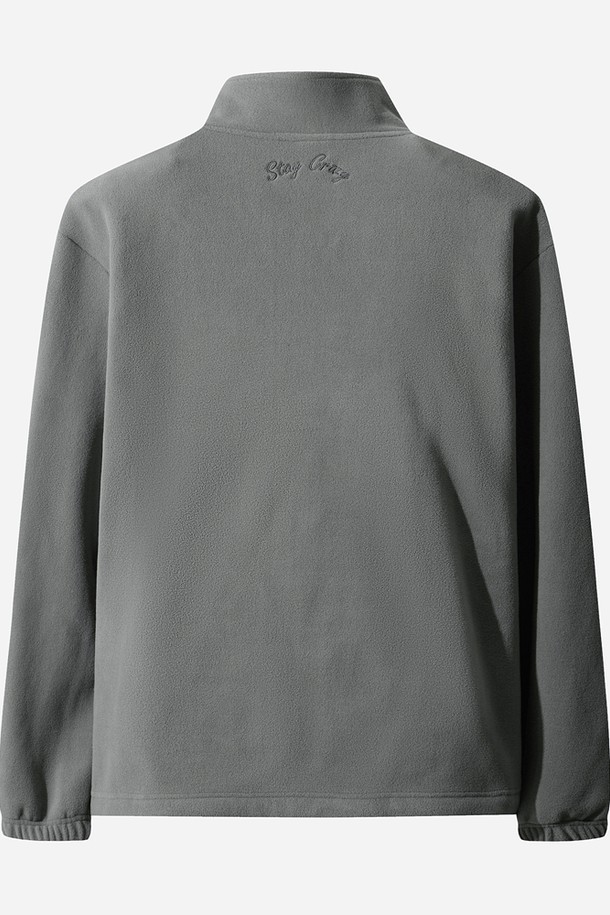 유니) 히트레스트 플리스 베이직 아노락(GREY)은 부드러운 촉감의 플리스 소재로 제작되어, 가을과 겨울에 따뜻하게 착용할 수 있는 두꺼운 아노락입니다. 그레이 컬러의 무지 디자인으로 스포티, 캐주얼, 미니멀 스타일을 연출하기 좋으며, 일상 및 스포츠 활동, 특히 산책룩이나 캠핑룩에 잘 어울립니다. 하프 집업과 스탠드 칼라 디자인, 레귤러핏으로 편안함을 더했으며, 긴 소매와 보온 기능으로 쌀쌀한 날씨에도 쾌적하게 활동할 수 있습니다.
