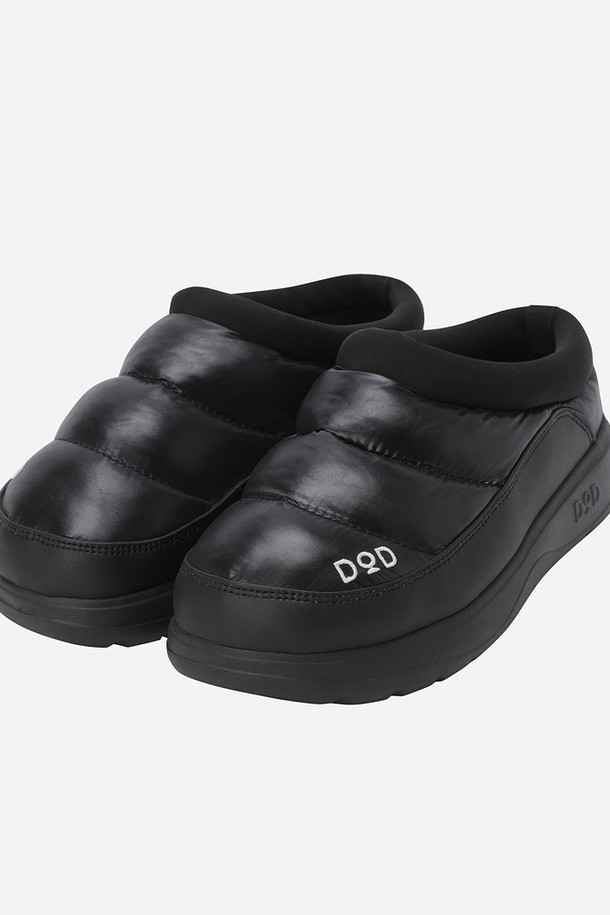 코어 하이웜 뮬(BLACK)은 캐주얼, 미니멀, 클래식 스타일을 즐겨 입는 남성 고객을 위한 데일리 슈즈입니다. 봄, 여름, 가을 세 계절에 걸쳐 여행룩, 휴가룩에 매치하기 좋으며, 라운드 앞코 디자인과 블랙 컬러는 어떤 옷에도 무난하게 어울립니다. 합성가죽 소재에 플랫 굽과 슬립온 스타일로 편안한 착용감을 제공하며, 가볍게 신을 수 있는 경량 뮬입니다. 오픈형 디자인과 로우컷 탑라인이 시원한 느낌을 더합니다.
