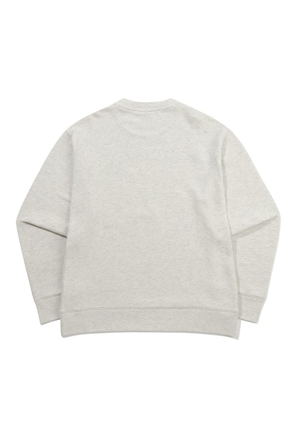 씨네라운지 클라우드 약기모 맨투맨 OATMEAL은 부드러운 촉감의 약기모 안감으로 제작되어 가을과 겨울철에 따뜻하게 착용할 수 있는 공용 맨투맨입니다. 베이직하고 캐주얼한 스타일로, 다양한 룩에 활용하기 좋은 아이템입니다. 오트밀 컬러에 로고 또는 캐릭터 프린트가 더해져 포인트를 줍니다. 레귤러핏에 라운드넥 디자인으로 편안한 착용감을 선사하며, 두께감 있는 소재로 제작되어 보온성을 높였습니다. 긴 소매 기장으로 안정적인 실루엣을 연출합니다.
