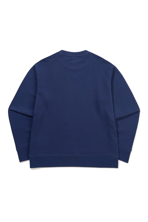 "씨네라운지 클라우드 약기모 맨투맨 NAVY"는 가을, 겨울철 따뜻하게 입기 좋은 남녀 공용 맨투맨입니다. 부드러운 촉감의 약기모 안감으로 제작되어 포근한 착용감을 선사하며, 레귤러핏에 라운드넥 디자인으로 편안한 활동성을 보장합니다. 네이비 컬러에 베이직하고 캐주얼한 스타일로 다양한 룩에 활용하기 좋으며, 일상복으로 데일리하게 즐겨 입을 수 있습니다. 긴 소매 기장과 두꺼운 두께감으로 보온성을 높였으며, 프린트 무늬가 포인트로 더해져 밋밋함을 없앴습니다. 미니멀한 스타일을 선호하는 분들께 추천하는 아이템입니다.
