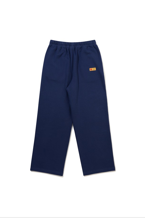 씨네라운지 클라우드 약기모 스트레이트 팬츠 네이비는 가을과 겨울, 일상에서 편안하게 착용하기 좋은 남녀 공용 긴 바지입니다. 부드러운 촉감의 약기모 안감으로 제작되어 포근함을 선사하며, 레귤러 핏에 밴딩 허리 디자인으로 활동성을 높였습니다. 베이직하고 캐주얼한 스타일로 출근룩, 캠핑룩 등 다양한 TPO에 활용 가능하며, 미니멀, 클래식 스타일을 즐겨 입는 분들께 추천합니다. 무지 디자인의 네이비 컬러로 어떤 상의와도 매치하기 용이하여 활용도가 높습니다. 두께감 있는 소재로 제작되어 따뜻하게 착용할 수 있습니다.
