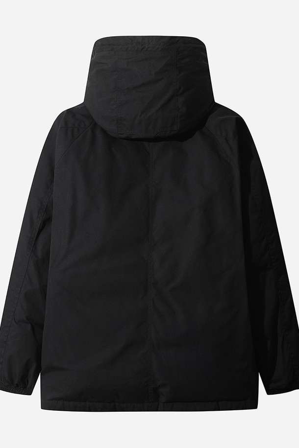 유니) 필드 다운 재킷(BLACK)은 일상과 캐주얼 스타일을 아우르는 남녀 공용 다운 자켓입니다. 겨울철 추위를 효과적으로 막아주는 두꺼운 두께감과 부드러운 촉감의 나일론 소재로 제작되었습니다. 후드, 포켓 디테일이 더해져 실용성을 높였으며, 집업 스타일로 간편하게 착용할 수 있습니다. 캠핑룩, 등산룩, 캐주얼, 미니멀, 고프코어 스타일을 즐겨 입는 분들께 추천합니다. 블랙 색상의 무지 디자인으로 어떤 옷에도 쉽게 매치할 수 있어 활용도가 높습니다.
