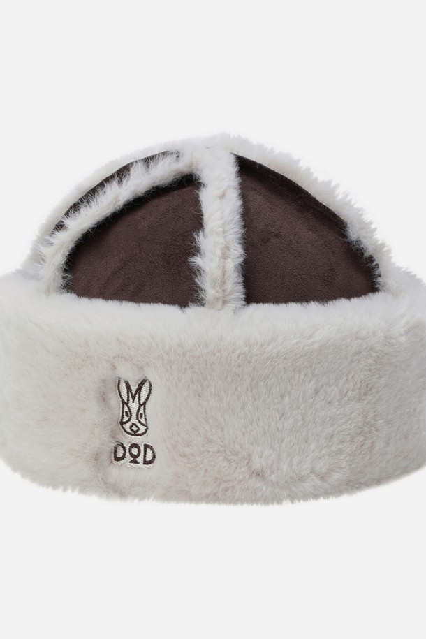 부드러운 스웨이드 소재의 브라운 컬러 돔햇입니다. 깊은 모자 깊이와 중간 챙 넓이로 안정적인 착용감을 선사하며, 무지 디자인으로 어떤 스타일에도 잘 어울립니다. 가을, 겨울철 출근룩과 모임룩에 클래식, 미니멀, 캐주얼 스타일을 더하여 세련된 분위기를 연출해보세요. 돔형 크라운 디테일이 특징이며, 부드러운 촉감으로 편안하게 착용할 수 있습니다.
