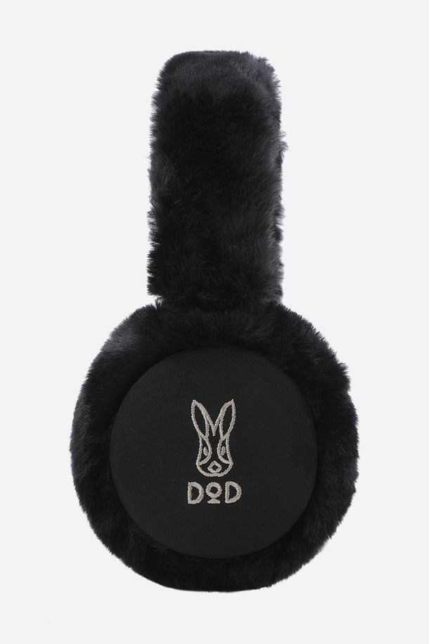 코지 스웨이드 이어워머(BLACK)는 부드러운 스웨이드 소재와 따뜻한 퍼 장식이 돋보이는 방한용 귀덮개입니다. 가을, 겨울철 추운 날씨에 보온성을 제공하며 일상 및 출근룩에 클래식, 미니멀, 캐주얼 스타일을 더해줍니다. 블랙 컬러의 무지 디자인으로 어떤 스타일에도 쉽게 매치할 수 있으며, 부드러운 촉감으로 편안한 착용감을 선사합니다. 두꺼운 두께감으로 뛰어난 보온 기능을 갖춘, 실용적이고 스타일리시한 아이템입니다.
