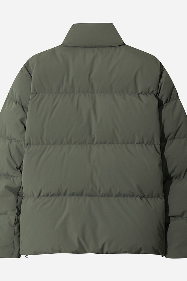 남성) 베이슨 D7 다운자켓(L.CHARCOAL GREY)은 따뜻함과 스타일을 모두 갖춘 겨울철 필수 아우터입니다. 라이트 차콜 그레이 색상의 무지 디자인으로, 캐주얼, 미니멀, 클래식 등 어떤 스타일에도 잘 어울립니다. 숏패딩 스타일의 레귤러핏으로, 퀄팅 디테일과 하이넥 디자인이 특징입니다. 보온성과 방풍 기능을 제공하며, 출근룩으로도 손색없는 활용성을 자랑합니다. 부드러운 나일론 소재와 두꺼운 두께감으로 편안한 착용감을 선사합니다.
