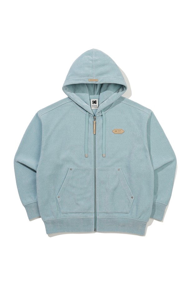 산뜻한 스카이블루 컬러의 크리미 후드 집업입니다. 부드러운 면 소재로 제작되어 편안한 착용감을 선사하며, 봄, 가을 간절기에 활용하기 좋습니다. 루즈핏 크롭 기장으로 트렌디한 스타일을 연출하며, 캐주얼룩, 미니멀룩에 모두 잘 어울립니다. 무지 디자인에 크리미한 질감이 더해져 은은한 멋을 더합니다. 일상에서 편안하게 즐겨 입을 수 있는 베이직 아이템입니다.
