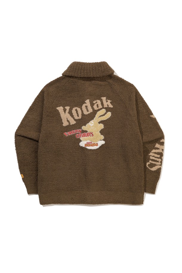 씨네라운지 소프트 자카드 가디건 브라운은 부드러운 니트 소재로 제작되어 가을, 겨울 시즌에 따뜻하게 착용하기 좋은 여성 가디건입니다. 라운드 넥 디자인에 레귤러핏으로 제작되었으며, 긴 소매 기장과 두꺼운 두께감으로 포근함을 더했습니다. 자카드 패턴과 캐릭터 자수 디테일이 돋보이며, 캐주얼, 클래식, 미니멀 스타일을 소화하기 좋습니다. 버튼 여밈 방식으로 간편하게 착용 가능하며, 모임룩으로도 활용할 수 있습니다.
