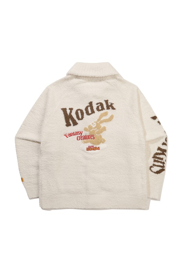 씨네라운지 소프트 자카드 가디건 IVORY는 부드러운 울 소재로 제작되어 봄, 가을에 착용하기 좋은 여성용 가디건입니다. 아이보리 컬러에 자카드 패턴으로 디자인되어 베이직하면서도 캐주얼한 스타일을 연출합니다. 레귤러 핏의 라운드 넥, 긴소매 디자인으로 데이트룩, 봄 소풍룩 등 다양한 TPO에 활용할 수 있습니다. 얇은 두께감과 싱글 버튼 여밈 방식, 소프트한 착용감이 특징이며, 캐주얼, 클래식, 미니멀 스타일을 즐겨 입는 분들께 추천합니다.
