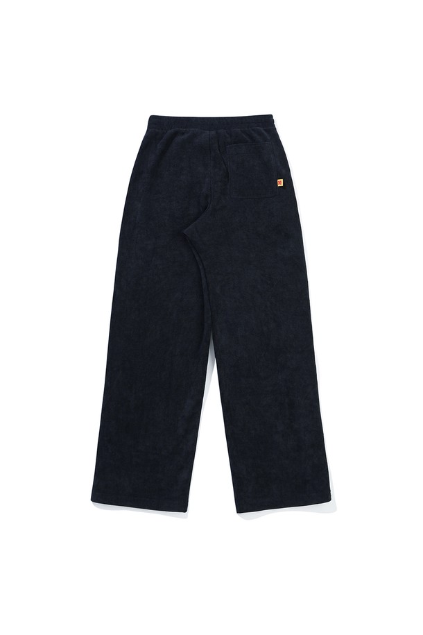 씨네라운지 코지 사카리바 스트레이트 팬츠 BLACK는 베이직하고 캐주얼한 스타일의 스트레이트 핏 바지입니다. 사계절 내내 착용 가능하며, 일상복과 출근룩에 모두 잘 어울립니다. 깔끔한 무지 디자인의 블랙 컬러로, 미니멀하고 클래식한 스타일을 연출하기 좋습니다. 남녀 공용으로 착용 가능하며, 숏 기장으로 활동성을 높였습니다. 
