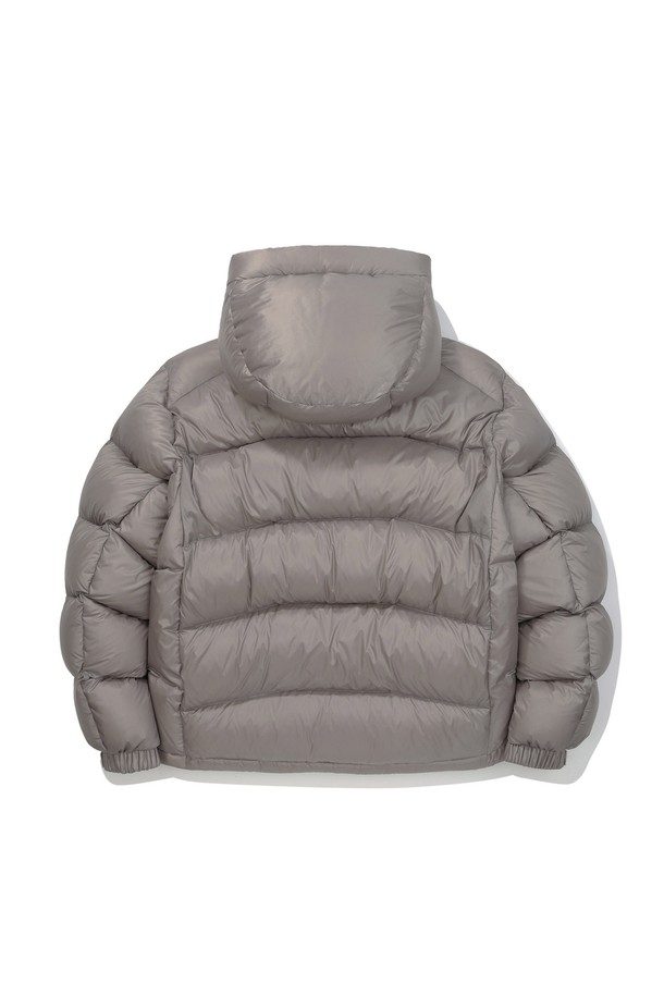 "겟다운(GET DOWN) 구스다운 재킷 GREY"는 부드러운 촉감과 뛰어난 보온성, 경량성을 자랑하는 겨울철 필수 아이템입니다. 오버핏 디자인과 크롭 기장으로 스포티하면서도 캐주얼한 스타일을 연출하며, 후드와 퍼프 디자인으로 포인트를 더했습니다. 등산, 캠핑 등 아웃도어 활동은 물론 일상에서도 폭넓게 활용 가능하며, 여행룩 연출에도 용이합니다. 무지 패턴의 그레이 컬러로 어떤 스타일에도 쉽게 매치할 수 있는 실용적인 구스다운 재킷입니다.
