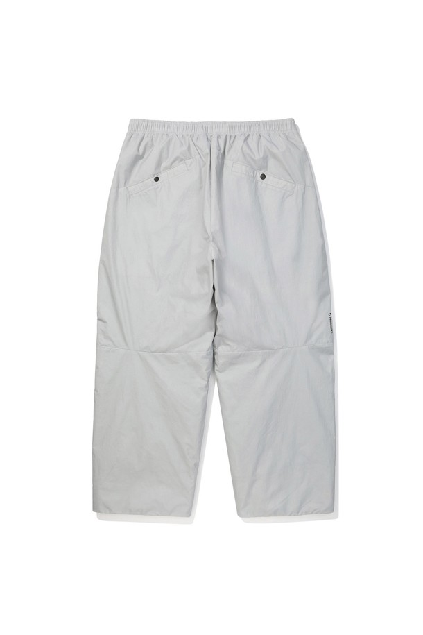 니트로(NITRO) 경량 인슐레이션 팬츠는 가볍고 따뜻한 착용감을 제공하는 세미와이드핏 바지입니다. 봄, 가을 시즌에 적합하며, 일상 및 스포츠 활동 모두에 활용 가능한 실용적인 아이템입니다. 부드러운 촉감의 나일론 소재를 사용하여 편안한 착용감을 선사하며, 얇은 두께와 경량 설계로 활동성을 높였습니다. 밴딩 처리된 허리 부분과 지퍼 포켓 디테일이 실용성을 더하며, 스포티, 캐주얼, 미니멀 스타일을 모두 소화할 수 있습니다. 라이트 그레이 컬러의 무지 디자인으로 어떤 상의에도 쉽게 매치하여 다양한 스타일을 연출할 수 있습니다.
