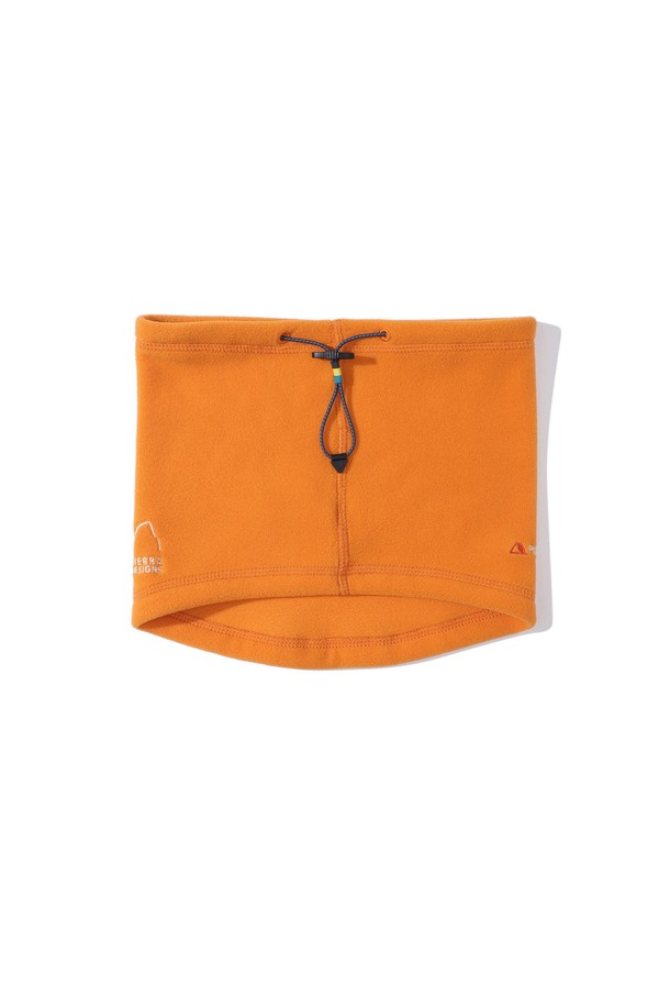 오베리(AUBERRY) 폴라텍 마이크로 플리스 넥게이터 ORANGE는 부드러운 촉감과 뛰어난 보온, 방풍 기능을 갖춘 넥워머 타입의 넥게이터입니다. 마이크로 플리스 소재로 제작되어 가을, 겨울철 일상 및 아웃도어 활동에 적합하며, 스포티, 캐주얼, 고프코어 스타일을 연출할 수 있습니다. 선명한 오렌지 컬러의 무지 디자인으로 어떤 스타일에도 잘 어울리며 등산룩, 캠핑룩, 산책룩 등 다양한 TPO에 활용 가능합니다. 두꺼운 두께감으로 추운 날씨에도 따뜻하게 착용할 수 있으며, 넥워머 형태로 제작되어 목을 포근하게 감싸줍니다.