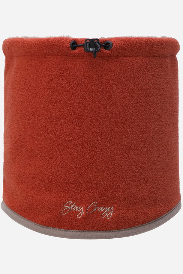 히트레스트 넥 워머(D.ORANGE)는 부드러운 촉감의 폴리에스테르와 플리스 소재로 제작되어 겨울, 가을철 보온 및 방한 기능을 제공하는 넥워머입니다. 오렌지 컬러의 무지 디자인으로 캐주얼, 미니멀, 고프코어 스타일과 잘 어울립니다. 일상, 스포츠 활동 시 착용 가능하며, 특히 산책룩, 등산룩에 활용하기 좋습니다. 양면 착용이 가능하여 실용성을 더했으며, 로고 디자인으로 포인트를 주었습니다. 두꺼운 두께감으로 추운 날씨에도 따뜻하게 몸을 보호해 줍니다.
