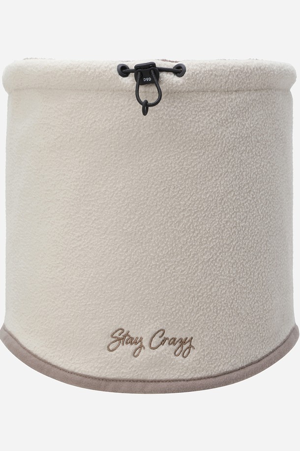 히트레스트 넥 워머(TAN)는 가을, 겨울철 추위를 막아주는 보온 및 방한 기능을 가진 넥워머입니다. 탄(TAN) 컬러의 무지 디자인으로, 캐주얼, 미니멀, 고프코어 스타일과 잘 어울립니다. 부드러운 플리스 소재와 폴리에스테르 소재를 사용하여 촉감이 좋고 두꺼워 따뜻함을 제공합니다. 일상생활뿐만 아니라 산책룩, 캠핑룩 등 다양한 TPO에 활용 가능하며, 양면 착용이 가능한 실용적인 아이템입니다. 목 부분을 따뜻하게 감싸주어 추운 날씨에도 쾌적함을 유지시켜줍니다.
