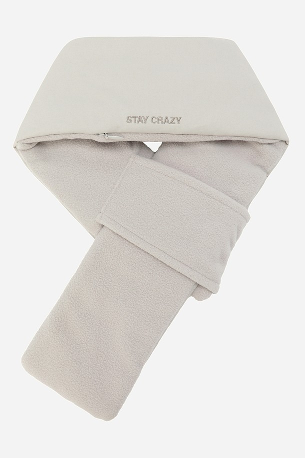 코나 **패딩** 머플러(IVORY DARK)는 부드러운 촉감과 뛰어난 보온성을 제공하는 겨울철 필수 아이템입니다. 아이보리, 다크 컬러로 출시되어 어떤 스타일에도 매치하기 용이하며, 캐주얼, 미니멀, 클래식 스타일을 즐겨 입는 분들께 추천합니다. 출근룩, 모임룩 등 다양한 TPO에 활용 가능하며, 무지 디자인으로 유행을 타지 않고 오래도록 착용할 수 있습니다. 두꺼운 두께감으로 추운 겨울에도 따뜻하게 몸을 보호해 줍니다. 
